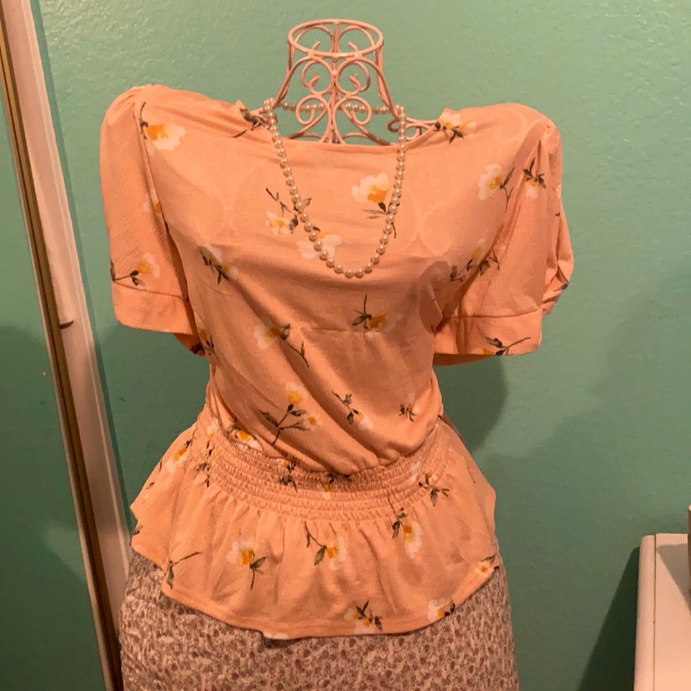 FLORAL PRINT Blouse. Perfect for a Sunday Stroll or a picnic 🧺. Size Xtra Large